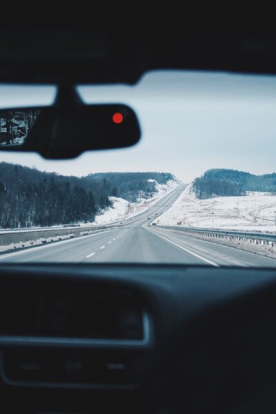 Bezpieczne zachowania na drodze zimą: Czego należy unikać podczas jazdy samochodem w trudnych warunkach