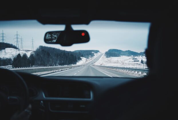 Bezpieczne zachowania na drodze zimą: Czego należy unikać podczas jazdy samochodem w trudnych warunkach